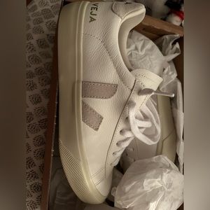 Veja size 38